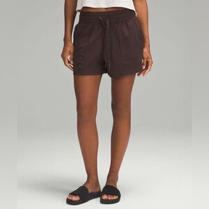 New in bag Lululemon Dance Studio High-Rise Short 3.5"
Espresso size 8